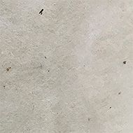 化繊わたは細いプラスチックのようなものです。なかなかちぎれません。