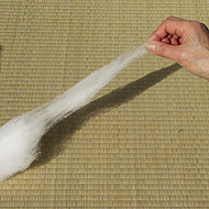 化繊わたは細いプラスチックのようなものです。なかなかちぎれません。