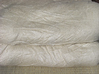 真綿布団は表面が「のり」でパリパリとしています