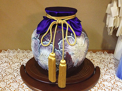 壺のフタ紫色の布